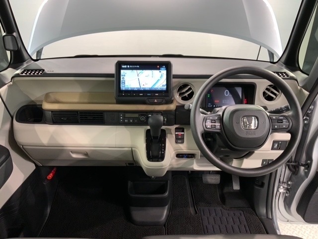 使いやすいレイアウトのダッシュボード周辺です。オートエアコンや小物入れなど嬉しい装備が満載です。