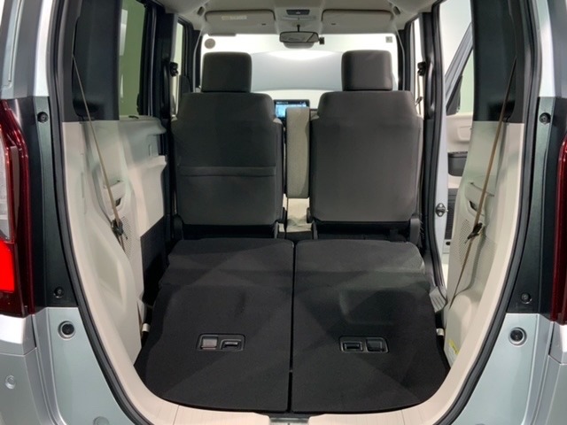 リアシートを倒すと、ラゲッジスペースを広くお使いいただけます！