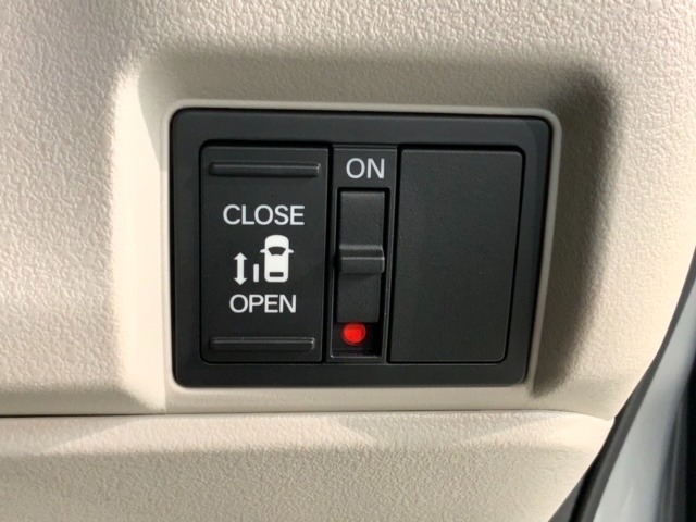 パワースライドドアが付いています。ワンタッチで簡単にお子様でも、お年寄りの方でも、開閉できますからとても便利です。キーレスや車内スイッチでも自動でドアの開閉ができます。