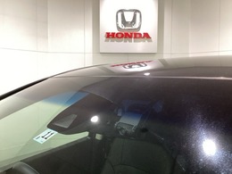 Honda SENSING装着車です。衝突を予測してブレーキをかけたり、前のクルマにちょうどいい距離で走行できる多彩な安心・快適機能を搭載した先進の安全運転支援システムがドライバーをサポートします。