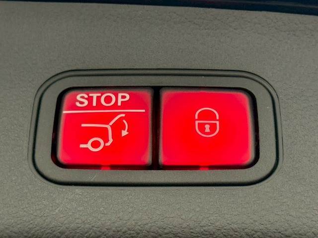 高級車にはお馴染みの【電動リアゲート】搭載。