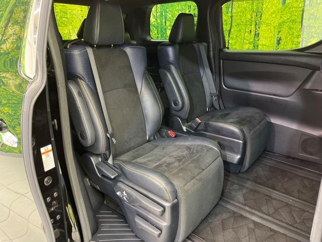 後部座席も気になるようなキズ・汚れやへたり等、大きなダメージはなく、良好な状態です。