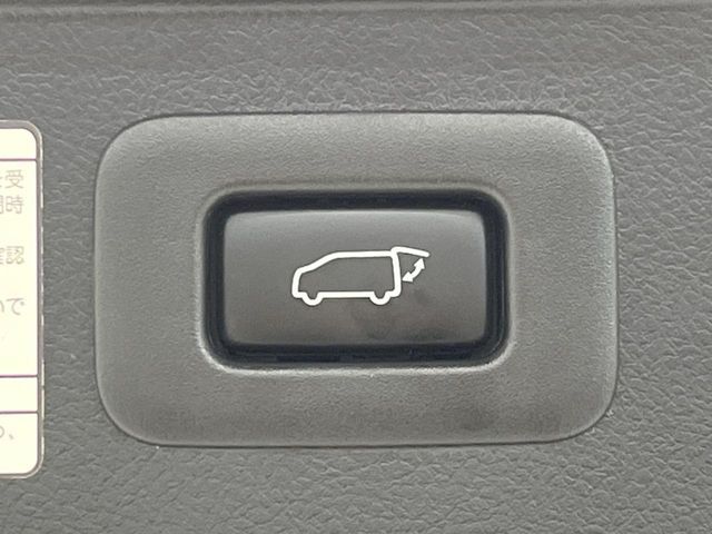 【パワーバックドア】スマートキーや運転席のボタンを押すだけでリアゲートが自動で開閉します！荷物を持っている時や、高い位置にあるバックドアを閉める際に便利な機能です♪