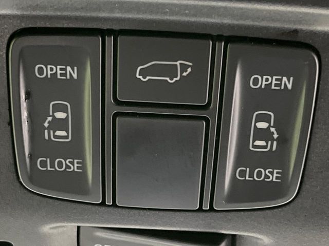 【両側パワースライドドア】スマートキーや運転席のスイッチで後席両側スライドドアの開閉が可能♪電動だから力を入れてドアを開ける必要が無く、小さなお子様でも簡単に開け閉めでき快適です♪