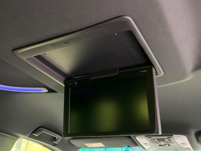 【フリップダウンモニター】大画面モニターで後席でもエンタメをお楽しみいただけます。小さなお子様にも大人気の装備です♪