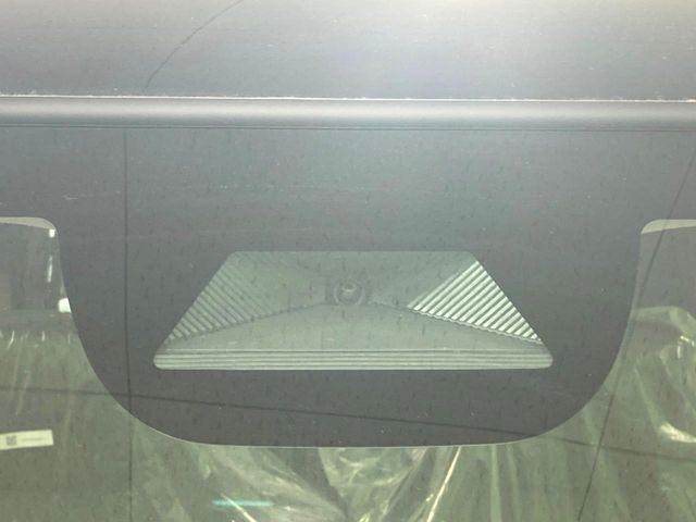 【ホンダセンシング】走行中に前方の車両等を認識し、衝突しそうな時は警報とブレーキで衝突回避と被害軽減をアシスト。より安全にドライブをお楽しみいただけます。