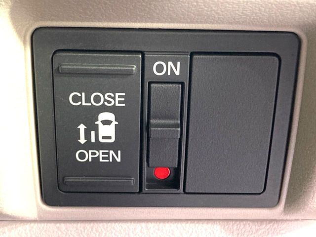 【パワースライドドア】スマートキーや運転席のスイッチでスライドドアの開閉が可能♪電動だから力を入れてドアを開ける必要が無く、小さいお子様でも、重い荷物を持っている時もラクに開け閉めできます♪
