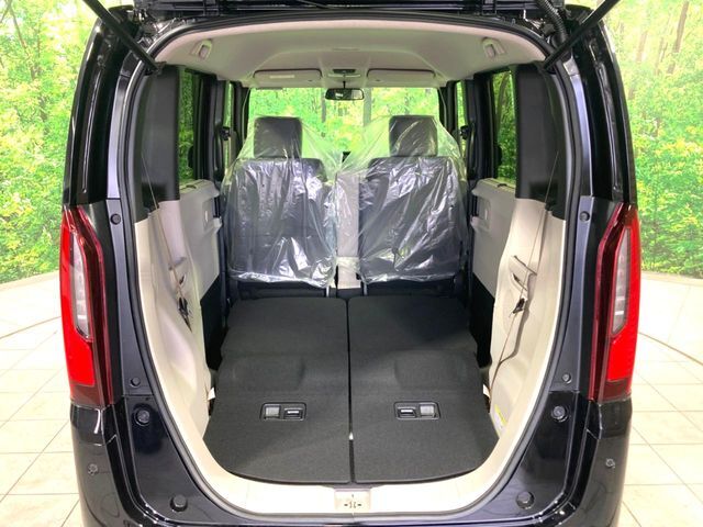 後席を格納すると、これだけの広さが！シーンに合わせたシートアレンジで、大きな荷物も積むことが出来ます♪