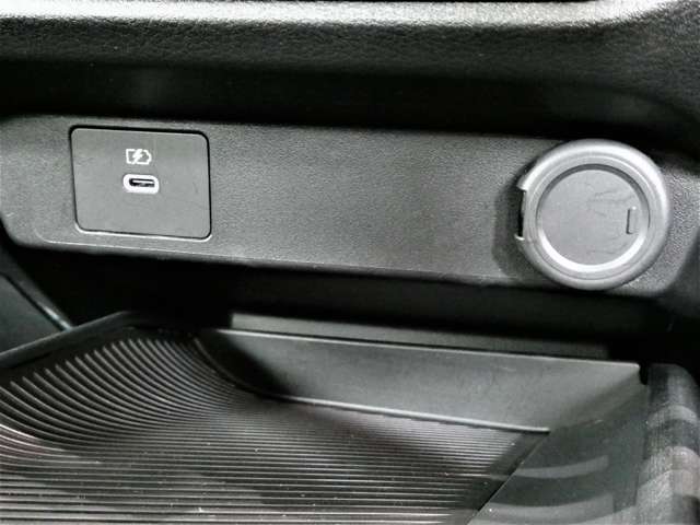 USB充電ポート☆移動時にスマートフォンやタブレットの充電が出来ます♪