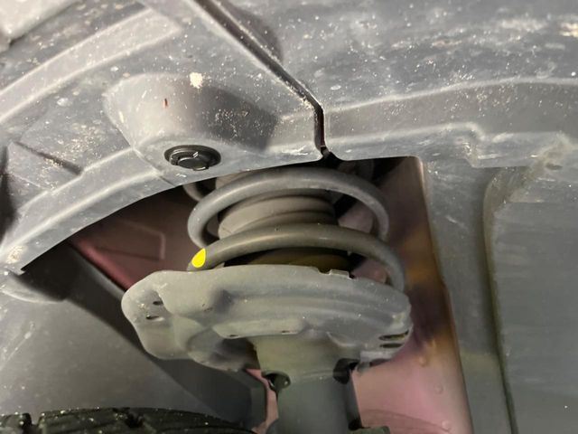 お車を安心してお乗りいただく為には、足回りの定期点検が欠かせません。サービスサポート（有償保証）では無料点検もご提供しており、安心のカーライフをお過ごしいただけるサポート体制が整っています。