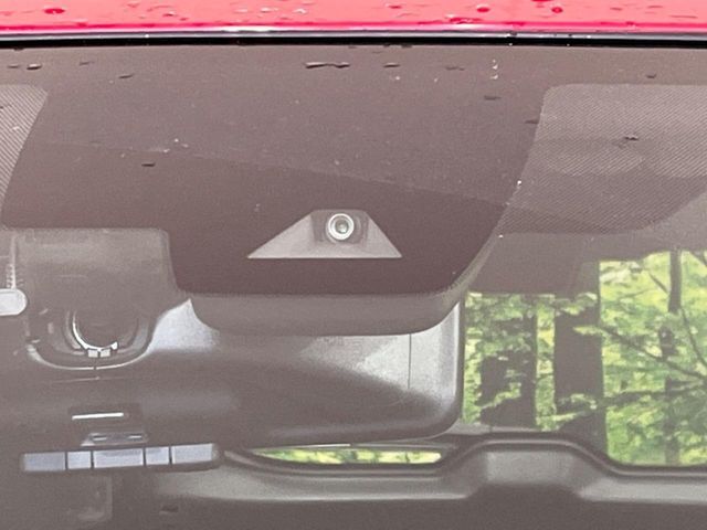 【インテリジェントエマージェンシーブレーキ】フロントカメラで前方の車両や歩行者を検知。衝突しそうな時は衝突被害軽減ブレーキが作動、衝突回避をサポート。より安全にドライブをお楽しみいただけます。