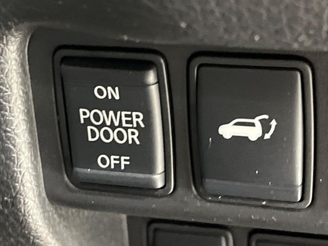 【パワーバックドア】スマートキーや運転席のボタンを押すだけでリアゲートが自動で開閉します！荷物を持っている時や、高い位置にあるバックドアを閉める際に便利な機能です♪