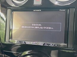 【ディスプレイオーディオ】お持ちのスマホやMP3プレイヤーとの無線接続で音楽再生が可能！コードで繋ぐわずらわしさも無く、手軽にお気に入りの音楽を楽しめます。
