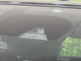 【インテリジェントエマージェンシーブレーキ】フロントカメラで前方の車両や歩行者を検知。衝突しそうな時は衝突被害軽減ブレーキが作動、衝突回避をサポート。より安全にドライブをお楽しみいただけます。