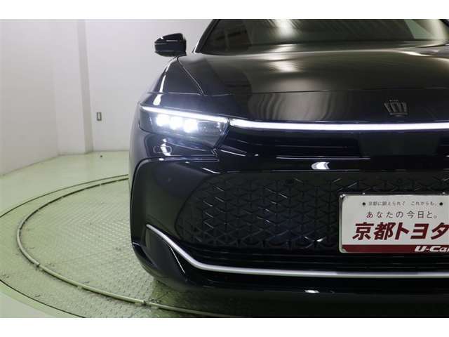 4つのランプに宿る力強い眼差し。4眼LEDヘッドランプです。汚れや積雪を取り除いてくれるヘッドライトウォッシャー付。オートライト、オートハイビームも搭載しているので面倒なヘッドライトの切替えは不要です