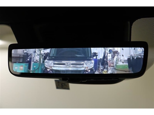 電子インナーミラーです。バックドア内側にカメラを取付けてインナーミラーに後方映像を表示。例えば、後席に大柄の方が座っていても後方確認が難なく出来ます。モニターモードとミラーモードは切替え可能です。