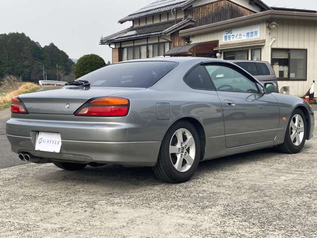 斜め後ろからの姿も◎