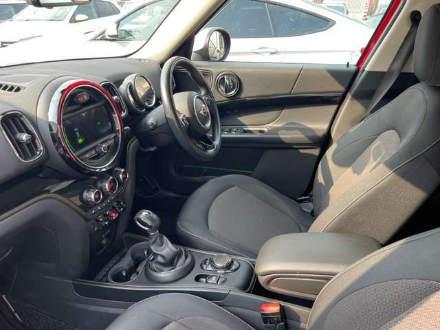 抗菌クリーニングを施し、車内はキレイで安心。輸入車独特なイイ香りがただよっています。