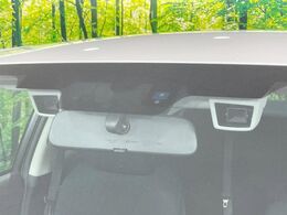 【アイサイト】前方の車両等を検知し、衝突しそうな時は警報で注意を促し、ブレーキを踏む力をサポート。ブレーキを踏めなかった場合は衝突被害軽減ブレーキが作動、衝突回避をサポートします。