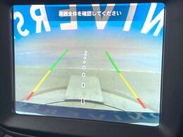 ●ガイドライン付きバックカメラ：不安な駐車もこれで安心！ガイドライン付きなので狭い箇所での駐車もラクラクです！