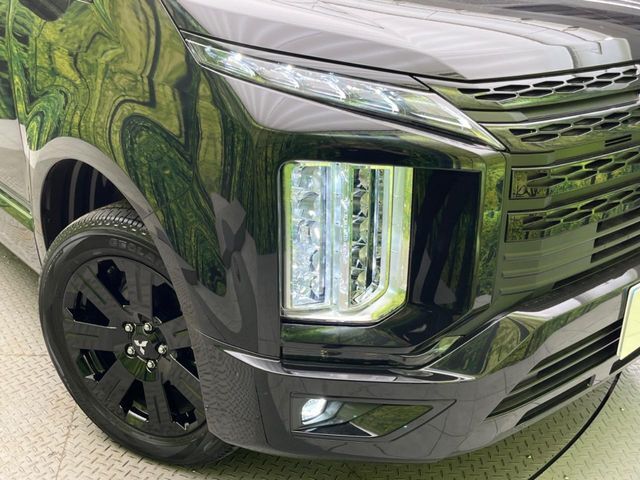 【LEDヘッドライト】悪天候や夜間走行時も良好な視界を確保し安心して運転できる高輝度LEDヘッドライトを装備！点灯速度が早く、消費電力も抑えられています。