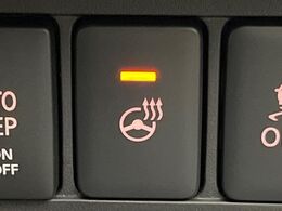 【ステアリングヒーター】冬場に冷たくなりやすい革巻きステアリングを、スイッチ一つで素早く適温に！エアコンよりも早く温まってくれるので、寒い日の運転も快適になりますね♪
