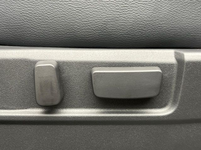 【パワーシート】スイッチ一つで簡単にシートの微調整が可能！電動だから力もいりません！快適なシートポジションにセットして、快適なドライブをお楽しみください。