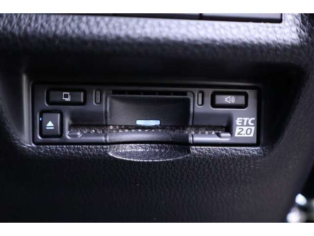 ETC2.0ユニットが搭載されています。ETC2.0は通常の料金精算機能に加えてITSスポットからの交通情報を受け取れます。