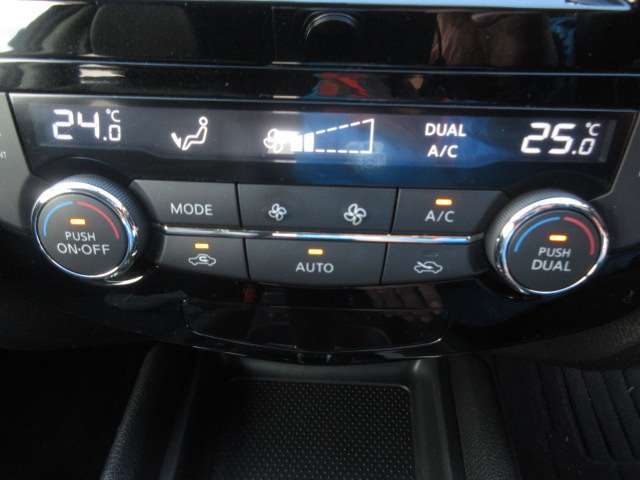 車内の空調は運転席と助手席で温度設定が分けられるデュアルオートエアコンを採用しています！