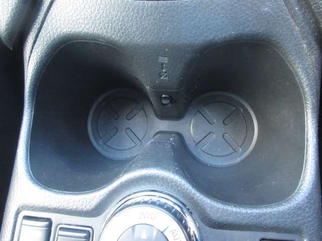 ドライブの際に欠かせないドリンクホルダーもセンターコンソールに装備しています！