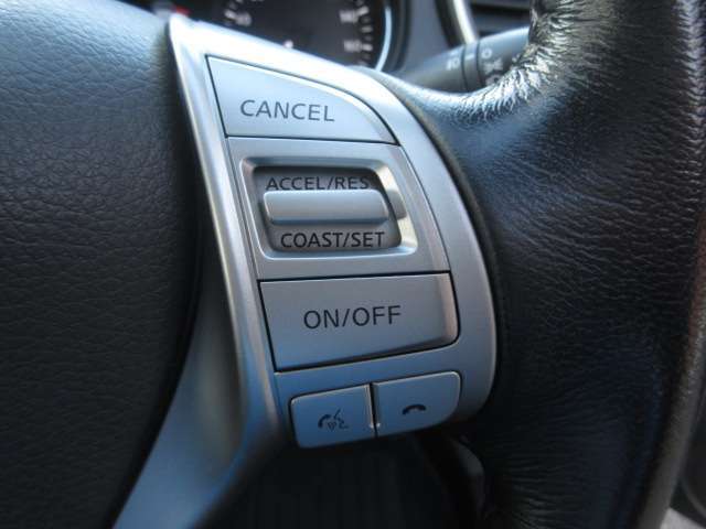 見た目も握り心地も豪華な革巻ステアリングも装備！ナビに連動したオーディオスイッチや高速走行時に役立つクルコンも装備しています！