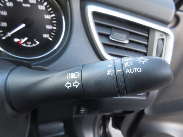 夜間やトンネルが多いところでのドライブ時に重宝するオートライト機能！外の明るさを感知して自動でライト点灯してくれます！