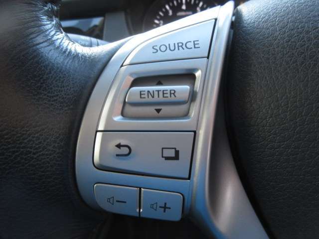 見た目も握り心地も豪華な革巻ステアリングも装備！ナビに連動したオーディオスイッチや高速走行時に役立つクルコンも装備しています！