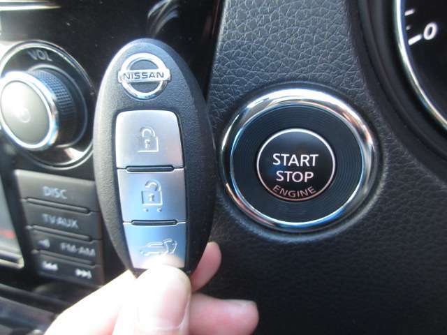 今流行でとても便利なインテリキーも装備！エンジン始動もキー開閉もキーフリーで行えて便利ですよ！