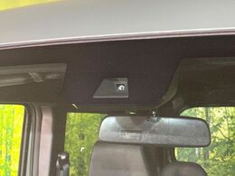 【ホンダセンシング】走行中に前方の車両等を認識し、衝突しそうな時は警報とブレーキで衝突回避と被害軽減をアシスト。より安全にドライブをお楽しみいただけます。