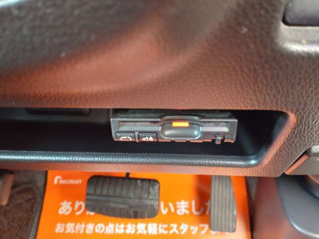 ETC車載器は運転席足元に設置。カードの出し入れもし易いので抜き忘れ防止にもなりますね。