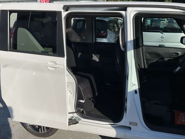 後席はひざ回りスペースが広く、脚を組んで座れるほど広々としておりフロア部には段差がないので足元も快適です