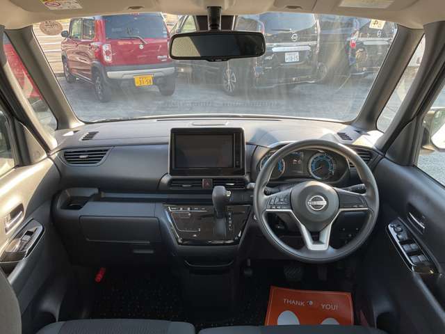 運転席からの視界が左右に広く隅々まではっきりと見えます！クルマの前端も把握しやすく安心です