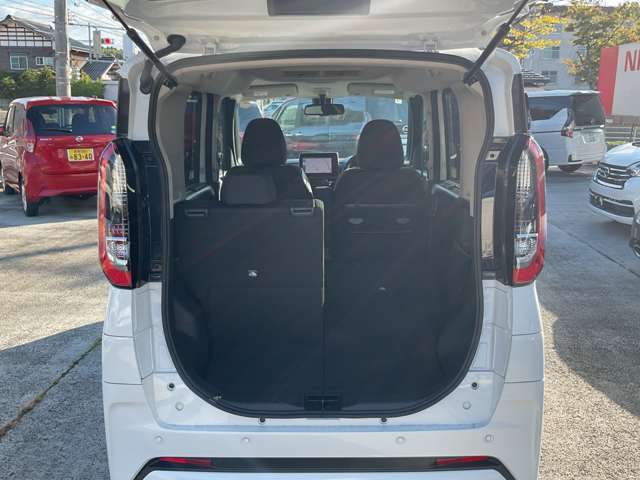 リヤシートを倒せばさらに荷室広々。
