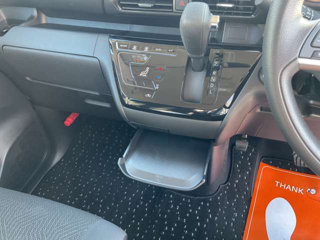 センターに引き出し式のトレイがあり停車時にちょっと物を置くことができて便利です