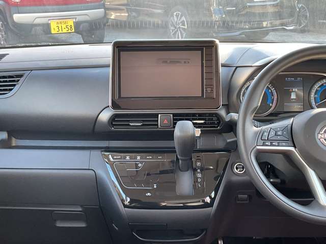 運転席から各種ボタンの操作がしやすいように設計され直感的に凹凸ががないシンプルなデザインです