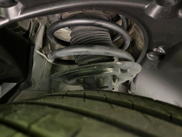 お車を安心してお乗りいただく為には、足回りの定期点検が欠かせません。サービスサポート（有償保証）では無料点検もご提供しており、安心のカーライフをお過ごしいただけるサポート体制が整っています。