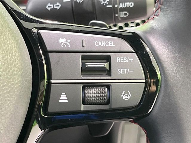 【ホンダセンシング】走行中に前方の車両等を認識し、衝突しそうな時は警報とブレーキで衝突回避と被害軽減をアシスト。より安全にドライブをお楽しみいただけます。