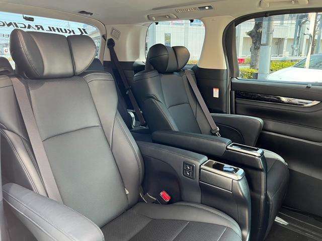 後部座席は当該グレードの特徴であるキャプテンシートが装備されております。運転席同様にシートの汚れや傷などが無く非常に綺麗な状態で御座います。