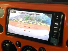 【バックカメラ】駐車時に後方がリアルタイム映像で確認できます。大型商業施設や立体駐車場での駐車時や、夜間のバック時に大活躍！運転スキルに関わらず、今や必須となった装備のひとつです！