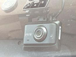 【ドライブレコーダー】安心・安全なカーライフに必須のドライブレコーダーを装備！走行中はもちろん、あおり運転や事故に遭遇した際の状況も映像で記録し、万一のリスクに備えます。