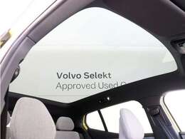 大面積のパノラマ・ガラス・ルーフが、ボルボEX30のキャビンにゆとりと開放感をもたらします。インテリアには再生可能な素材やリサイクル素材を使用し、ディテールまで美しく仕上げました。