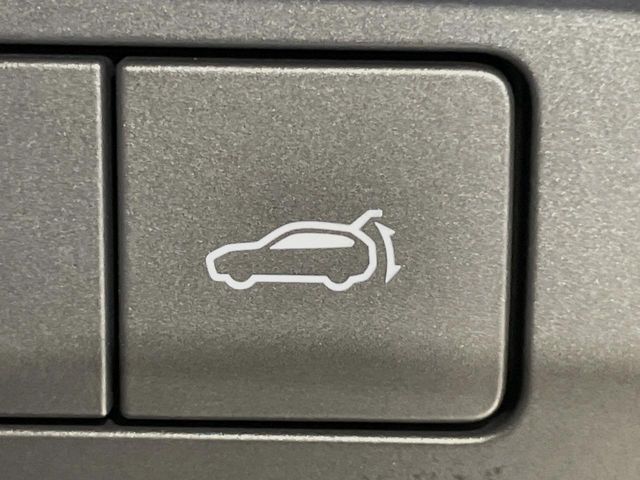 【パワーバックドア】スマートキーや運転席のボタンを押すだけでリアゲートが自動で開閉します！荷物を持っている時や、高い位置にあるバックドアを閉める際に便利な機能です♪