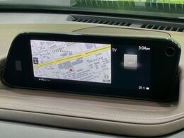 【8.8インチマツダコネクト】車内の雰囲気にマッチした大型のディスプレイ。スマホ接続でのナビ使用やBluetooth再生等、様々な機能が楽しめます。直感的なダイヤル操作が可能で、使い勝手も良好です。