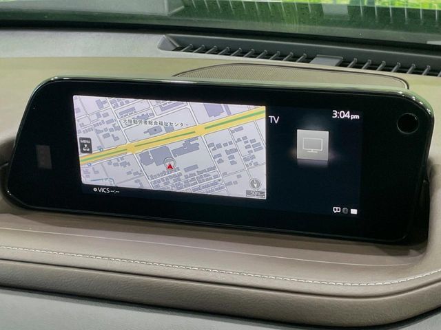 【8.8インチマツダコネクト】車内の雰囲気にマッチした大型のディスプレイ。スマホ接続でのナビ使用やBluetooth再生等、様々な機能が楽しめます。直感的なダイヤル操作が可能で、使い勝手も良好です。